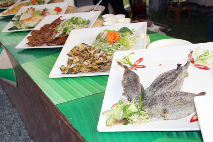 Các món ngon đặc sản Việt được trình bày công phu tại Lễ hội văn hóa ẩm thực, món ngon Saigontourist Group 2023. Ảnh: Mỹ Phương - TTXVN Lễ hội Văn hóa ẩm thực, món ngon Saigontourist Group 2023: Quy tụ hơn 350 món ăn vùng, miền ảnh 3