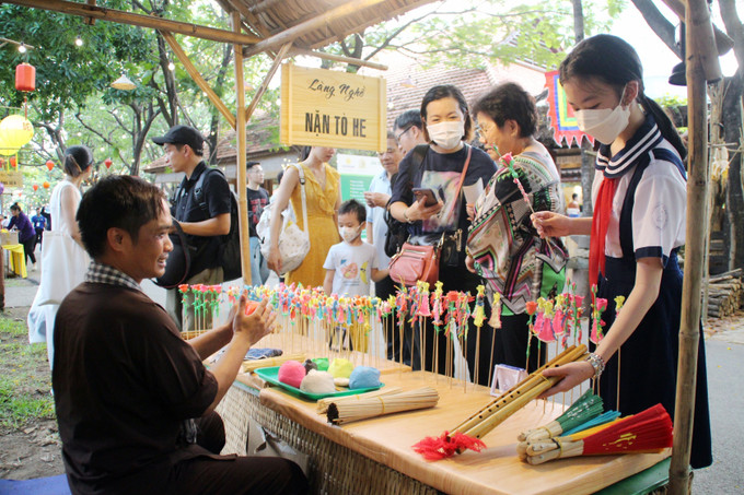 Nhiều gia đình ưu tiên tham gia khu vực trò chơi dân gian tại Lễ hội văn hóa ẩm thực, món ngon Saigontourist Group 2023. Ảnh: Mỹ Phương - TTXVN Lễ hội Văn hóa ẩm thực, món ngon Saigontourist Group 2023: Quy tụ hơn 350 món ăn vùng, miền ảnh 9