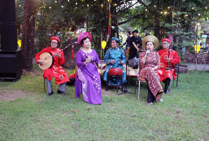 Khu vực biểu diễn đờn ca tài tử tại Lễ hội văn hóa ẩm thực, món ngon Saigontourist Group 2023. Ảnh: Mỹ Phương - TTXVN Lễ hội Văn hóa ẩm thực, món ngon Saigontourist Group 2023: Quy tụ hơn 350 món ăn vùng, miền ảnh 10