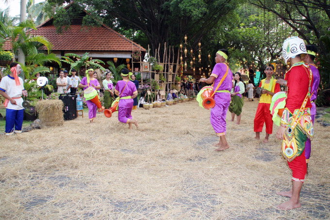 Khu vực biểu diễn nghệ thuật dân tộc tại Lễ hội văn hóa ẩm thực, món ngon Saigontourist Group 2023. Ảnh: Mỹ Phương - TTXVN Lễ hội Văn hóa ẩm thực, món ngon Saigontourist Group 2023: Quy tụ hơn 350 món ăn vùng, miền ảnh 11