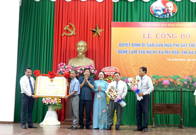 Trao Quyết định của Bộ Văn hóa, Thể thao và Du lịch công nhận nghề làm tàu hũ ky ở xã Mỹ Hòa là Di sản văn hóa phi vật thể quốc gia. Ảnh: Lê Thúy Hằng – TTXVN Bảo tồn và phát huy giá trị “Nghề làm Tàu hũ ky xã Mỹ Hòa, thị xã Bình Minh” ảnh 2