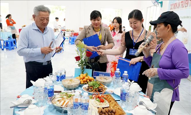 Các đội tham gia hội thi nấu các món ăn từ tàu hũ ky. Ảnh: Lê Thúy Hằng - TTXVN Bảo tồn và phát huy giá trị “Nghề làm Tàu hũ ky xã Mỹ Hòa, thị xã Bình Minh” ảnh 1
