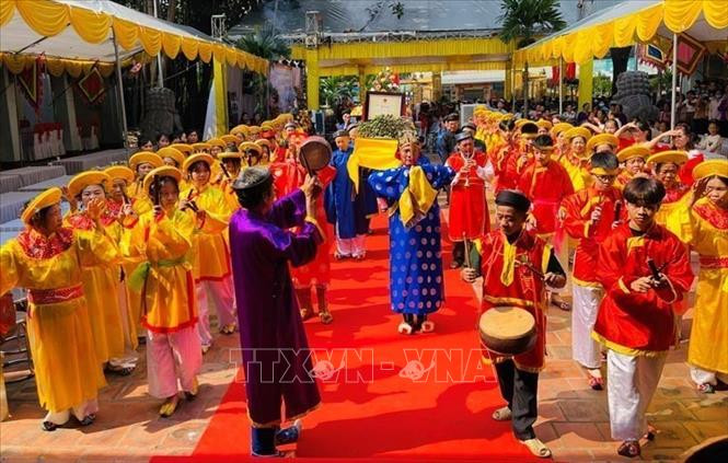 Nghinh rước Bằng chứng nhận Di sản văn hóa phi vật thể Quốc gia Lễ hội truyền thống xã Đại Đồng vào miếu Đồng Vệ. Ảnh: Nguyễn Thảo – TTXVN Gìn giữ, bảo tồn lễ hội truyền thống xã Đại Đồng (Vĩnh Phúc) ảnh 1