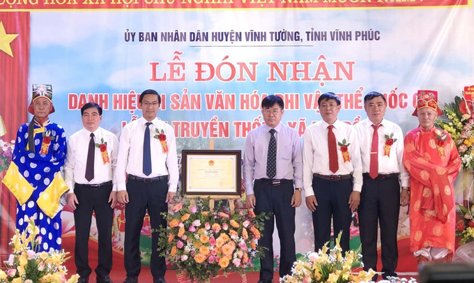 Trao Bằng chứng nhận di sản văn hóa phi vật thể quốc gia Lễ hội truyền thống xã Đại Đồng cho lãnh đạo huyện Vĩnh Tường. Ảnh: Nguyễn Thảo – TTXVN Gìn giữ, bảo tồn lễ hội truyền thống xã Đại Đồng (Vĩnh Phúc) ảnh 2