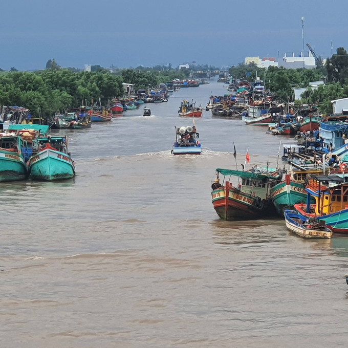 Tàu thuyền vào bờ neo đậu ở cửa biển Nhà Mát, phường Nhà Mát, Thành phố Bạc Liêu. Ảnh: Chanh Đa-TTXVN Bão số 4: Kon Tum, Bạc Liêu quyết tâm đảm bảo an toàn tính mạng của người dân ảnh 1