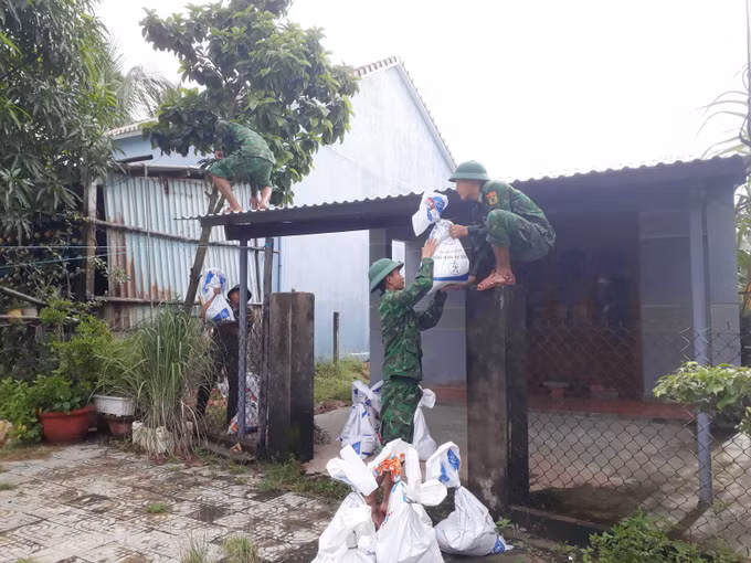 Bão số 4: Quảng Nam đưa người già, phụ nữ, trẻ em xã đảo Tam Hải vào đất liền tránh bão ảnh 2