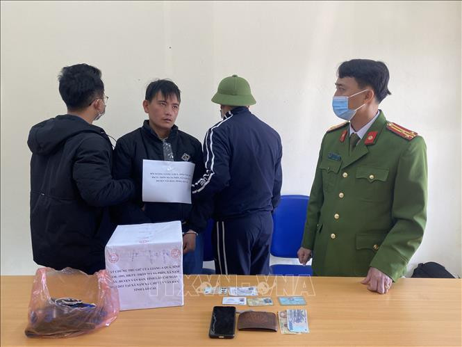 Đối tượng Giàng A Quả tại cơ quan công an. Ảnh: TTXVN phát Lào Cai triệt phá chuyên án ma túy, bắt 1 đối tượng, thu giữ 2 bánh heroin ảnh 1