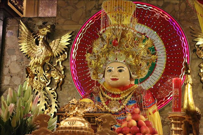 Tượng Bà Chúa Xứ núi Sam được đặt trang trọng tại chánh điện Miếu Bà Chúa Xứ Núi Sam, phường Núi Sam, thành phố Châu Đốc, tỉnh An Giang. Ảnh: Công Mạo - TTXVN Muôn màu lễ hội tháng Giêng ảnh 11