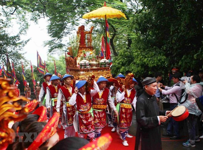 Dâng hương từ sân trung tâm lễ hội lên đền Thượng, thuộc Khu di tích lịch sử Quốc gia đặc biệt Đền Hùng, tỉnh Phú Thọ. Ảnh: Thanh Tùng – TTXVN Muôn màu lễ hội tháng Giêng ảnh 8