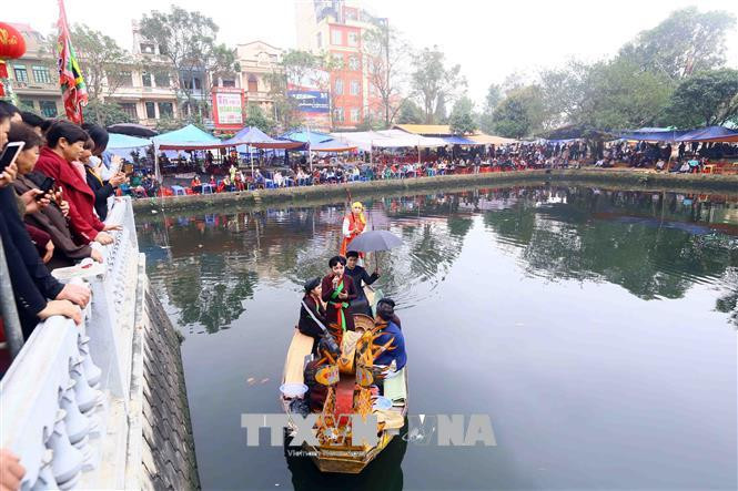 Hội Lim thu hút du khách thập phương về trẩy hội. Ảnh: Quang Quyết – TTXVN Muôn màu lễ hội tháng Giêng ảnh 7