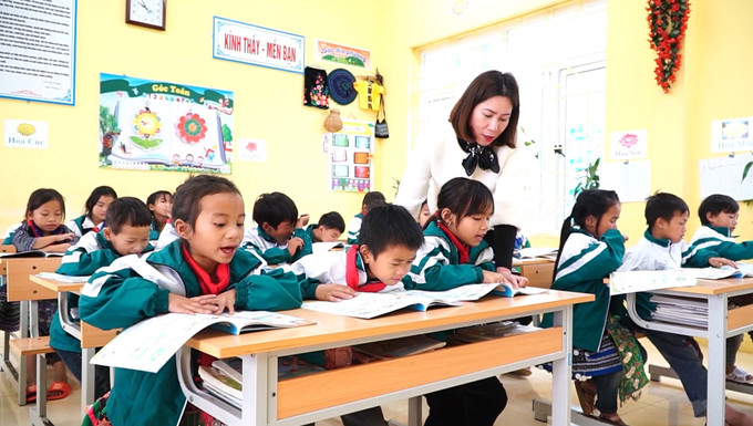 Các giáo viên lên biệt phái đều là những người có năng lực, chuyên môn tốt, giàu kinh nghiệm trong giảng dạy môn Tiếng Anh. Ảnh: Tuấn Anh-TTXVN Yên Bái giúp học sinh vùng cao mở cánh cửa ra thế giới ảnh 2