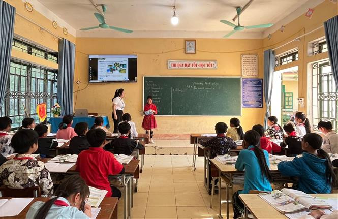 Yên Bái là 1 trong 5 tỉnh thiếu nhiều giáo viên Tiếng Anh nhất với trên 150 giáo viên ở bậc tiểu học. Ảnh: Tuấn Anh-TTXVN Yên Bái giúp học sinh vùng cao mở cánh cửa ra thế giới ảnh 1
