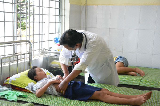 Các em học sinh được điều trị tại Trung tâm Y tế huyện Krông Ana. Ảnh: Tuấn Anh – TTXVN Vụ học sinh nghi ngộ độc ở Đắk Lắk: Sức khỏe của 31 học sinh đã ổn định ảnh 1