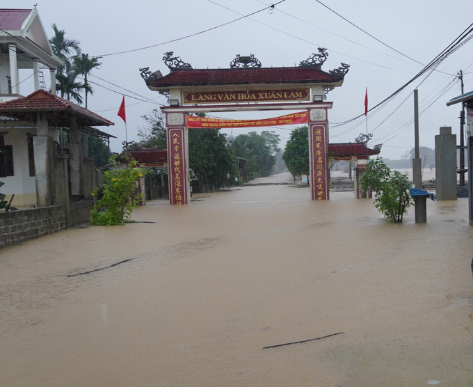 Nhiều xã vùng trũng của huyện Hải Lăng (Quảng Trị) ngập sâu trong nước. Ảnh: Thanh Thủy-TTXVN Mưa lũ gây nhiều thiệt hại tại khu vực miền Trung ảnh 1
