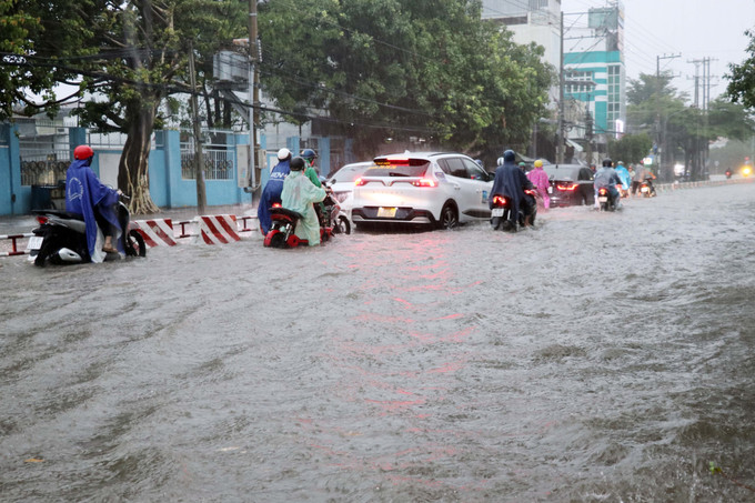 Nhiều đoạn đường nội thành của thành phố Phan Rang-Tháp Chàm (Ninh Thuận) bị ngập sâu do mưa lớn kéo dài. Ảnh: Công Thử - TTXVN Mưa lũ gây nhiều thiệt hại tại khu vực miền Trung ảnh 4