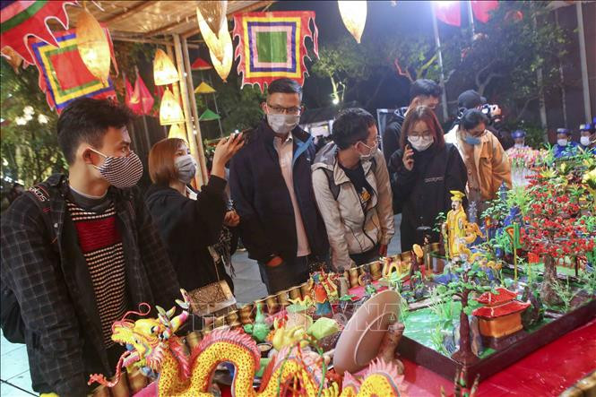 Khách tham quan gian hàng tại lễ hội. Ảnh: Tuấn Đức - TTXVN Lễ hội Văn hóa dân gian trong đời sống đương đại tại Hà Nội ảnh 3