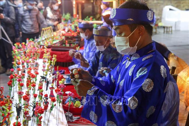 Các nghệ nhân nặn tò he. Ảnh: Tuấn Đức - TTXVN Lễ hội Văn hóa dân gian trong đời sống đương đại tại Hà Nội ảnh 1