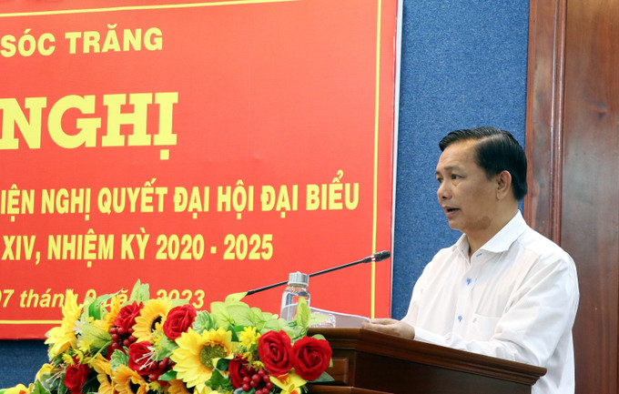 Chủ tịch UBND tỉnh Sóc Trăng Trần Văn Lâu đọc báo cáo sơ kết giữa nhiệm kỳ. Ảnh: Trung Hiếu – TTXVN Ủy viên Bộ Chính trị Nguyễn Xuân Thắng: Sóc Trăng cần phát huy tiềm năng tăng tốc phát triển ảnh 2