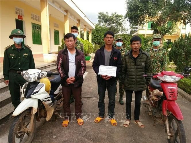 Các đối tượng bị bắt giữ. Ảnh: TTXVN phát Kon Tum khởi tố vụ án đưa người xuất cảnh trái phép ảnh 1