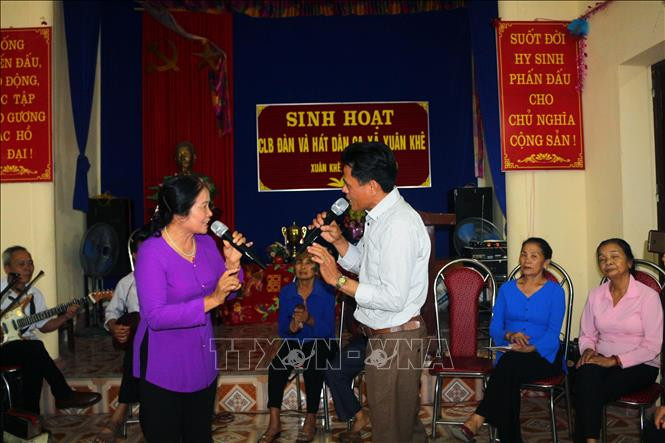 Một buổi sinh hoạt của câu lạc bộ đàn và hát dân ca xã Xuân Khê, huyện Lý Nhân. Ảnh: Nguyễn Chinh - TTXV Hà Nam: Gìn giữ và phát huy giá trị nghệ thuật chèo truyền thống ảnh 1