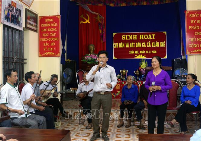 Một buổi sinh hoạt của câu lạc bộ đàn và hát dân ca xã Xuân Khê, huyện Lý Nhân. Ảnh: Nguyễn Chinh - TTXVN Hà Nam: Gìn giữ và phát huy giá trị nghệ thuật chèo truyền thống ảnh 2