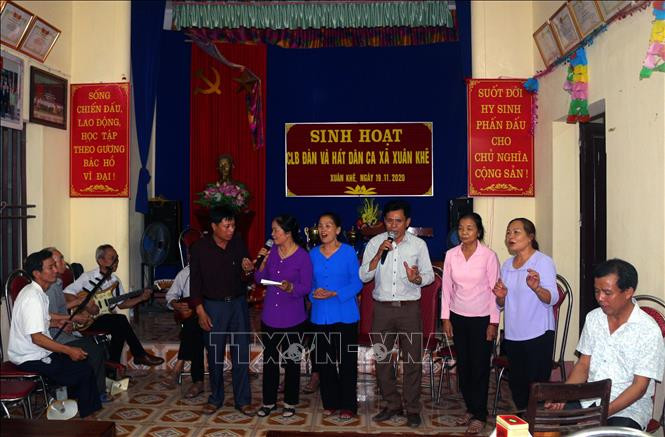Mỗi buổi sinh hoạt, các thành viên câu lạc bộ đàn và hát dân ca xã Xuân Khê đều tham gia đông đủ. Ảnh: Nguyễn Chinh - TTXVN Hà Nam: Gìn giữ và phát huy giá trị nghệ thuật chèo truyền thống ảnh 3
