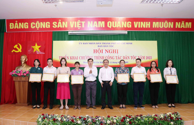 Lãnh đạo Ban Dân tộc Thành phố Hồ Chí Minh khen thưởng các tập thể có thành tích xuất sắc trong công tác chăm lo, thực hiện chính sách dân tộc năm 2022. Ảnh: Xuân Khu-TTXVN Triển khai công tác dân tộc phù hợp với tình hình thực tế địa phương ảnh 1