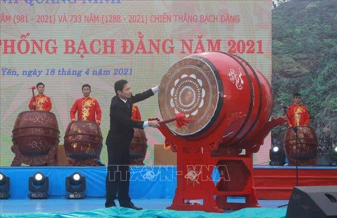 Ông Hồ Văn Vịnh, Bí thư Thị ủy Quảng Yên đánh trống khai hội Bạch Đằng. Ảnh: Đức Hiếu - TTXVN Lễ hội truyền thống Bạch Đằng 2021, khơi nguồn truyền thống giáo dục thế hệ trẻ những giá trị lịch sử ảnh 1