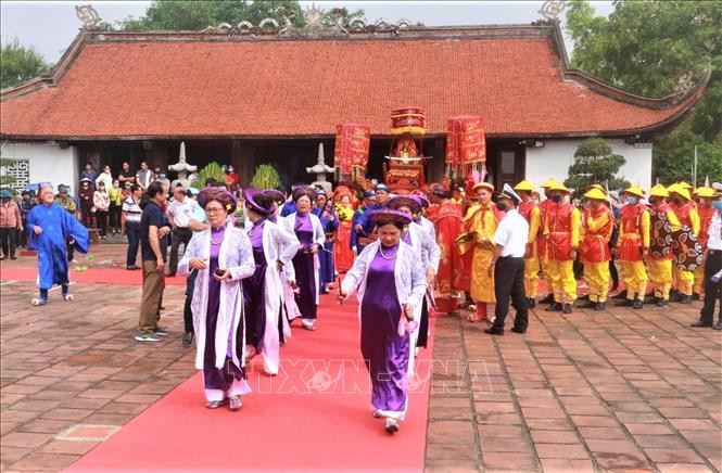 Lễ rước tượng Đức Thánh Trần Hưng Đạo về đình Yên Giang. Ảnh: Đức Hiếu - TTXVN Lễ hội truyền thống Bạch Đằng 2021, khơi nguồn truyền thống giáo dục thế hệ trẻ những giá trị lịch sử ảnh 4