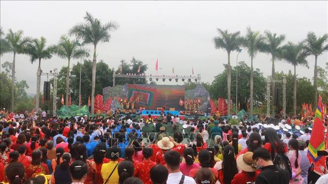 Lễ hội thu hút đông đảo người dân, du khách trong và ngoài tỉnh tham dự. Ảnh: Đức Hiếu - TTXVN Lễ hội truyền thống Bạch Đằng 2021, khơi nguồn truyền thống giáo dục thế hệ trẻ những giá trị lịch sử ảnh 5