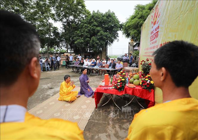 Ban tổ chức làm lễ trước khi chập lửa đốt lò. Ảnh: Thanh Tùng - TTXVN Lễ chập lửa đúc trống đồng “Hào khí non sông” ở huyện Đông Sơn ảnh 1