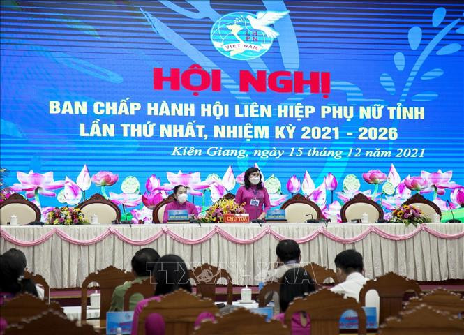 Quang cảnh Hội nghị Ban chấp hành Hội Liên hiệp Phụ nữ tỉnh Kiên Giang lần thứ nhất, nhiệm kỳ 2021 - 2026. Ảnh: Hồng Đạt - TTXVN Kiên Giang: Hỗ trợ phụ nữ khởi nghiệp phát triển kinh tế biển gắn với du lịch ảnh 1