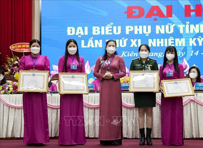 Phó Chủ tịch Hội Liên hiệp Phụ nữ Việt Nam Đỗ Thị Thu Thảo trao Bằng khen của Trung ương Hội cho các chị là Cán bộ Hội cơ sở giỏi nhiệm kỳ 2016 - 2021. Ảnh: Hồng Đạt - TTXVN Kiên Giang: Hỗ trợ phụ nữ khởi nghiệp phát triển kinh tế biển gắn với du lịch ảnh 3
