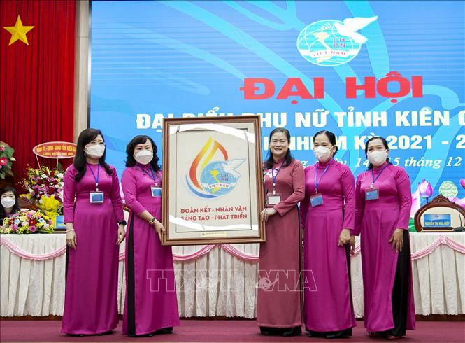 Phó Chủ tịch Hội Liên hiệp Phụ nữ Việt Nam Đỗ Thị Thu Thảo trao quà lưu niệm của Trung ương Hội Liên hiệp Phụ nữ Việt Nam chúc mừng Đại hội. Ảnh: Hồng Đạt - TTXVN Kiên Giang: Hỗ trợ phụ nữ khởi nghiệp phát triển kinh tế biển gắn với du lịch ảnh 5