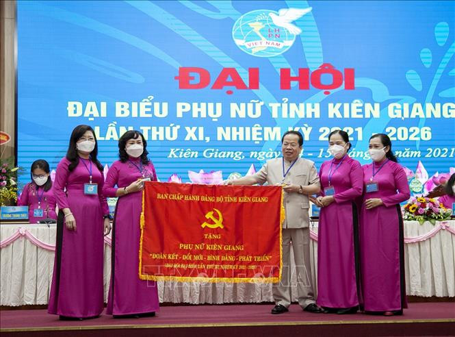 Phó Bí thư thường trực Tỉnh ủy Kiên Giang Mai Văn Huỳnh trao Cờ lưu niệm chúc mừng Đại hội. Ảnh: Hồng Đạt - TTXVN Kiên Giang: Hỗ trợ phụ nữ khởi nghiệp phát triển kinh tế biển gắn với du lịch ảnh 4