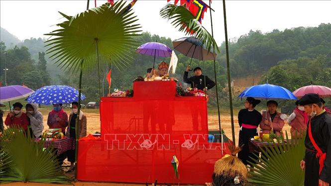 Nghi lễ cũng trong lễ hội Lồng tồng của bà con dân tộc Tày ở xã Quang Minh, huyện Bắc Quang (Hà Giang). Ảnh: TTXVN phát Lễ hội Lồng tồng - nét văn hóa đặc sắc của người Tày ở Hà Giang ảnh 2
