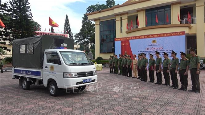 Bàn giao xe ô tô phục vụ công tác cho Công an xã ở khu vực biên giới trong tỉnh Cao Bằng. Ảnh: TTXVN phát Cao Bằng bàn giao xe ô tô phục vụ công tác, chiến đấu cho công an 40 xã, thị trấn biên giới ảnh 2