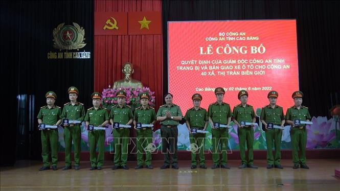 Bàn giao xe ô tô phục vụ công tác cho Công an xã ở khu vực biên giới trong tỉnh Cao Bằng. Ảnh: TTXVN phát. Cao Bằng bàn giao xe ô tô phục vụ công tác, chiến đấu cho công an 40 xã, thị trấn biên giới ảnh 1