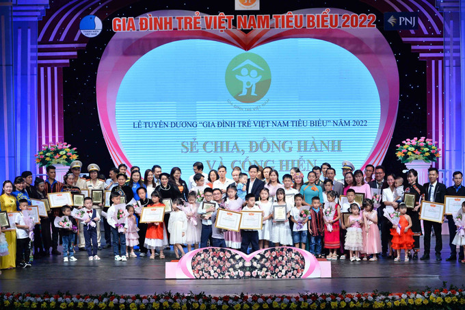 21 gia đình được tuyên dương “Gia đình trẻ Việt Nam tiêu biểu” năm 2022 tại buổi lễ. Ảnh: Minh Đức – TTXVN Xây dựng gia đình trẻ tiến bộ để góp phần tạo nên xã hội hạnh phúc ảnh 1