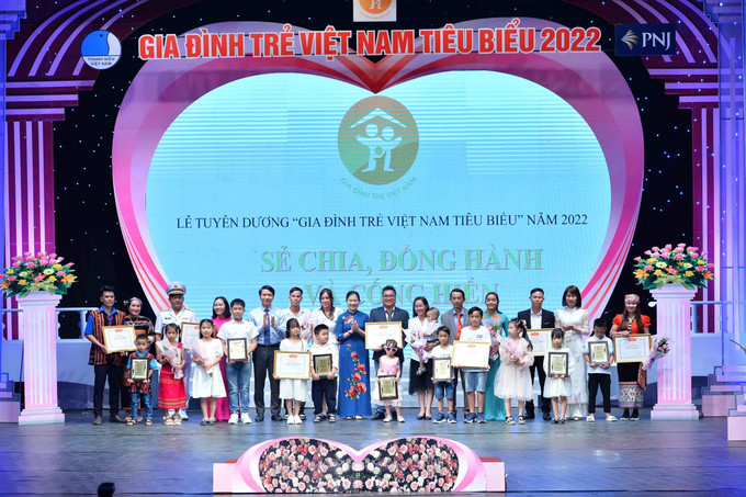 Phó Chủ tịch Ủy ban T.Ư MTTQ Việt Nam Trương Thị Ngọc Ánh và Bí thư thường trực T.Ư Đoàn, Chủ tịch Hội LHTN Việt Nam Nguyễn Ngọc Lương trao Bằng khen và kỷ niệm chương cho các gia đình. Ảnh: Minh Đức – TTXVN Xây dựng gia đình trẻ tiến bộ để góp phần tạo nên xã hội hạnh phúc ảnh 6