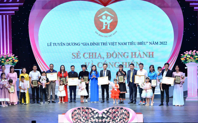 Ban tổ chức trao Bằng khen và kỷ niệm chương cho các gia đình. Ảnh: Minh Đức – TTXVN Xây dựng gia đình trẻ tiến bộ để góp phần tạo nên xã hội hạnh phúc ảnh 8