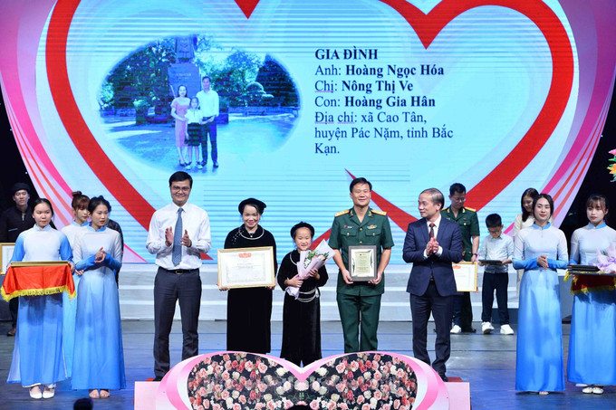 Phó Trưởng Ban Dân vận T.Ư Phạm Tất Thắng, Bí thư thứ nhất T.Ư Đoàn Bùi Quang Huy trao Bằng khen và kỷ niệm chương cho các gia đình. Ảnh: Minh Đức – TTXVN Xây dựng gia đình trẻ tiến bộ để góp phần tạo nên xã hội hạnh phúc ảnh 5