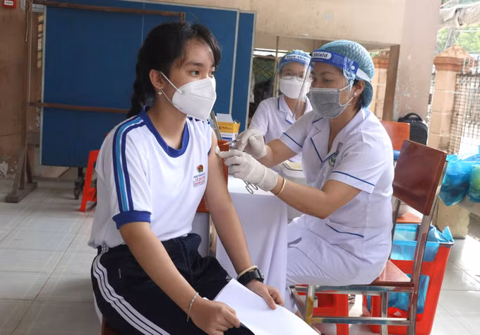 Dịch COVID-19: Ngày 1/11, cả nước có 449 ca COVID-19 mới, một bệnh nhân ở Quảng Ninh tử vong ảnh 1