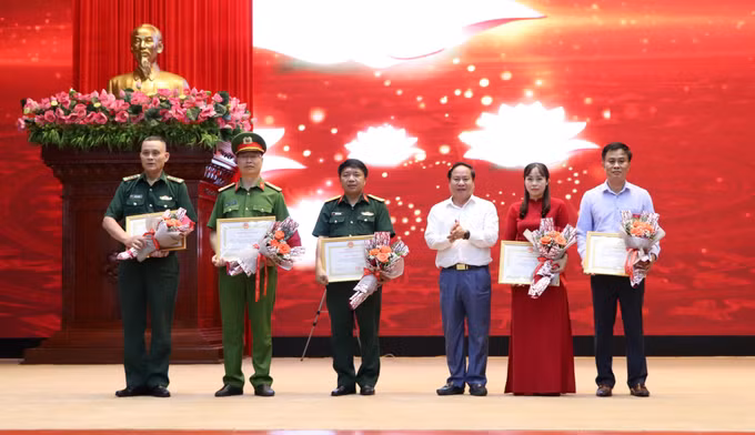 Học và làm theo Bác: Gắn nhiệm vụ chính trị với các phong trào thi đua, cuộc vận động ảnh 5