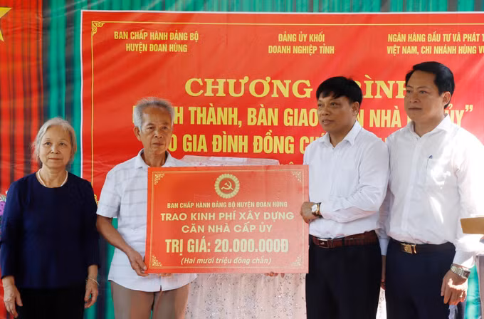Phú Thọ: Bàn giao nhà "cấp ủy" cho đảng viên có hoàn cảnh khó khăn ảnh 3