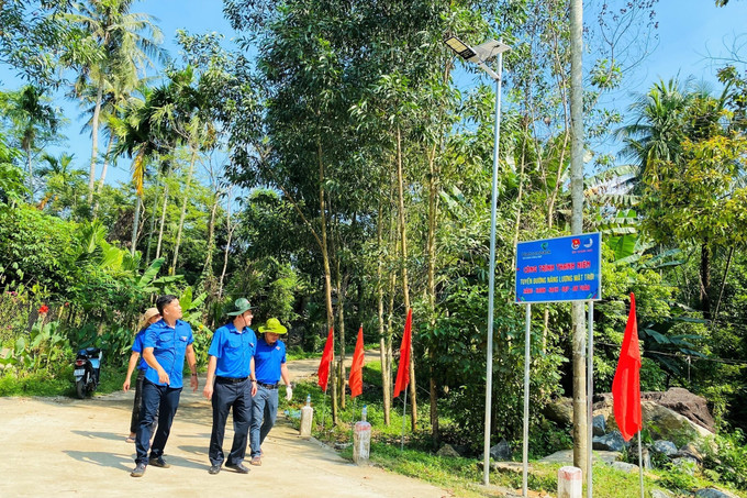 Công trình thanh niên "Điện năng lượng mặt trời chiếu sáng đường quê". Ảnh: Đinh Hương - TTXVN Tuổi trẻ Quảng Ngãi tiên phong trong chuyển đổi số ảnh 1