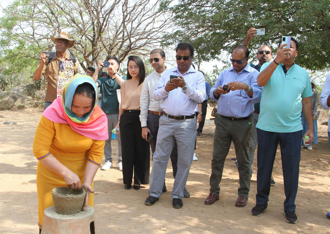 Đoàn Famtrip doanh nghiệp du lịch của Ấn Độ thăm quan tìm hiểu cách làm gốm truyền thống của đồng bào Chăm ở Ninh Thuận. Ảnh: Công Thử- TTXVN Mở hướng kết nối du lịch Ninh Thuận - Ấn Độ ảnh 5