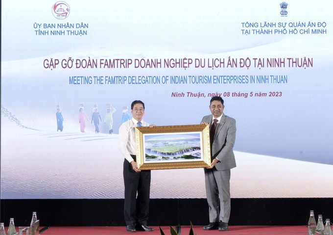 Phó Chủ tịch UBND tỉnh Ninh Thuận tặng quà lưu niệm cho Tổng Lãnh sự quán Ấn Độ. Ảnh: Công Thử-TTXVN Mở hướng kết nối du lịch Ninh Thuận - Ấn Độ ảnh 7