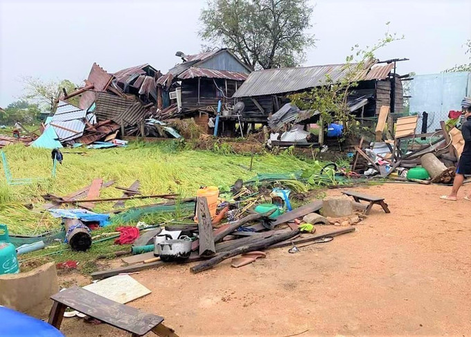 Nhà dân bị thiệt hại do mưa giông, lốc gây ra. Ảnh: TTXVN phát Gia Lai: Tập trung khắc phục thiệt hại mưa giông kèm lốc ảnh 1