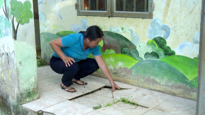 Điểm trường khu bản Cặt, trường Mầm non Nhi Sơn (Mường Lát, Thanh Hóa) xuống cấp, sụt lún nền. Ảnh: Nguyễn Nam – TTXVN Năm học mới 2022-2023: Nhiều điểm trường ở vùng biên giới Mường Lát (Thanh Hóa) hư hỏng, xuống cấp ảnh 4